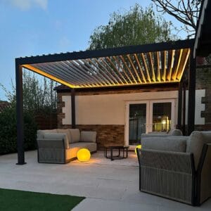 Välitingimustes alumiiniumist pergola paigaldatud privaatsele terrassile